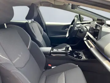 TOYOTA Prius Plug-in Hybrid Executive  Perl.  8-Fach