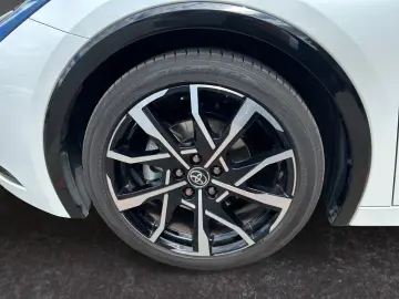 TOYOTA Prius Plug-in Hybrid Executive  Perl.  8-Fach