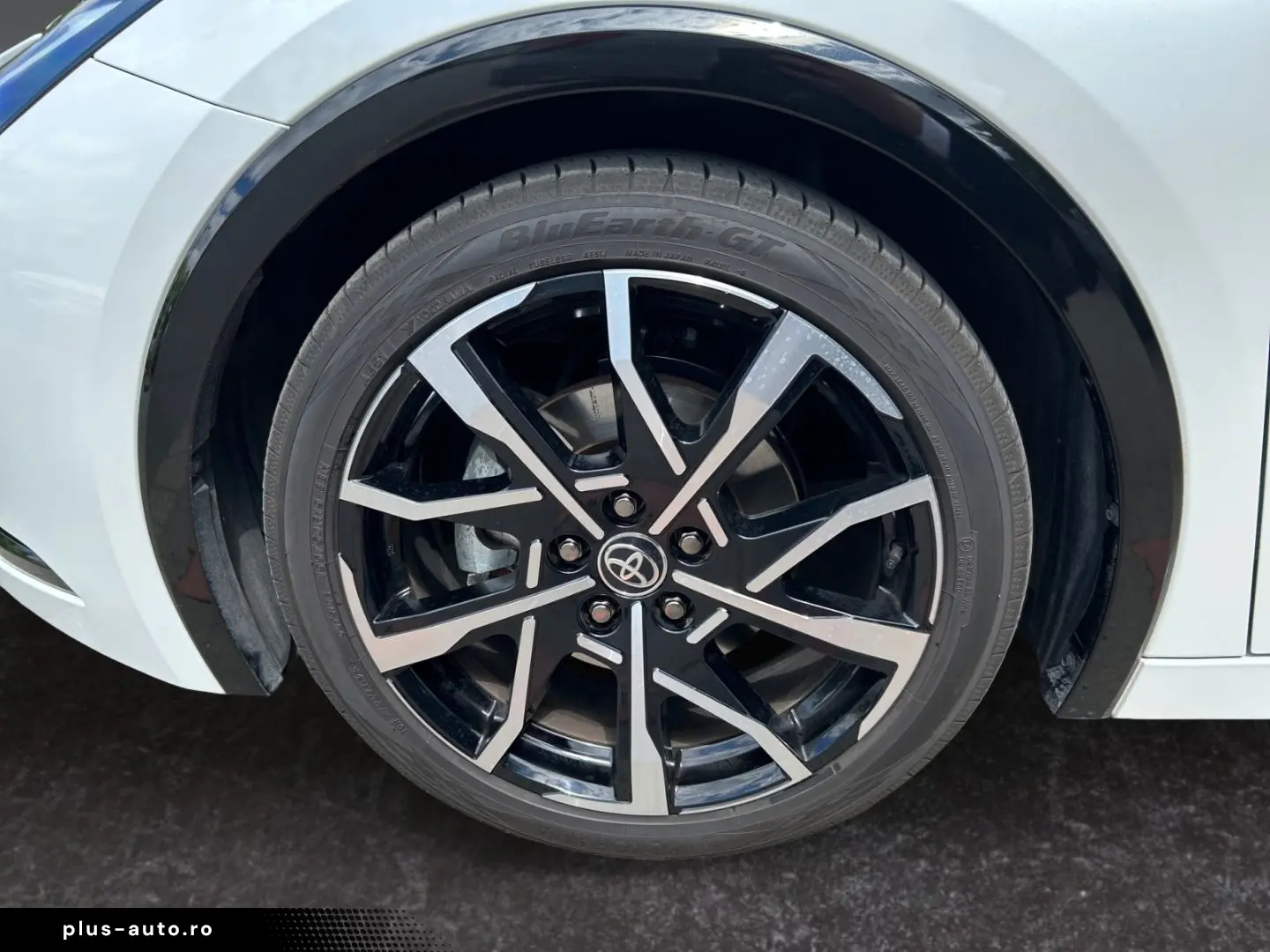 TOYOTA Prius Plug-in Hybrid Executive  Perl.  8-Fach