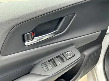 TOYOTA Prius Plug-in Hybrid Executive  Perl.  8-Fach