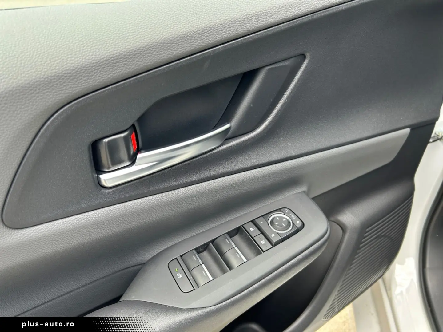 TOYOTA Prius Plug-in Hybrid Executive  Perl.  8-Fach