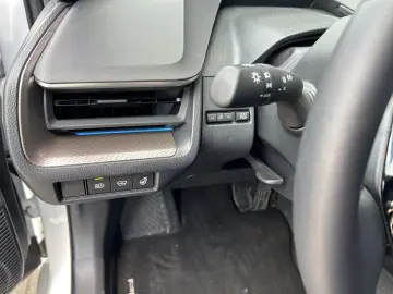 TOYOTA Prius Plug-in Hybrid Executive  Perl.  8-Fach