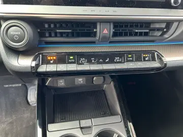 TOYOTA Prius Plug-in Hybrid Executive  Perl.  8-Fach