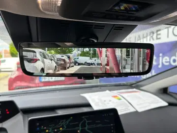 TOYOTA Prius Plug-in Hybrid Executive  Perl.  8-Fach