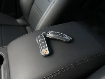 PORSCHE E-Hybrid Coupé INNODRIV-PANO-SPORTABGAS-21SYPDER