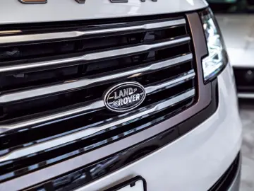 LAND ROVER Range Rover P615 LWB SV Signature Suite TV White