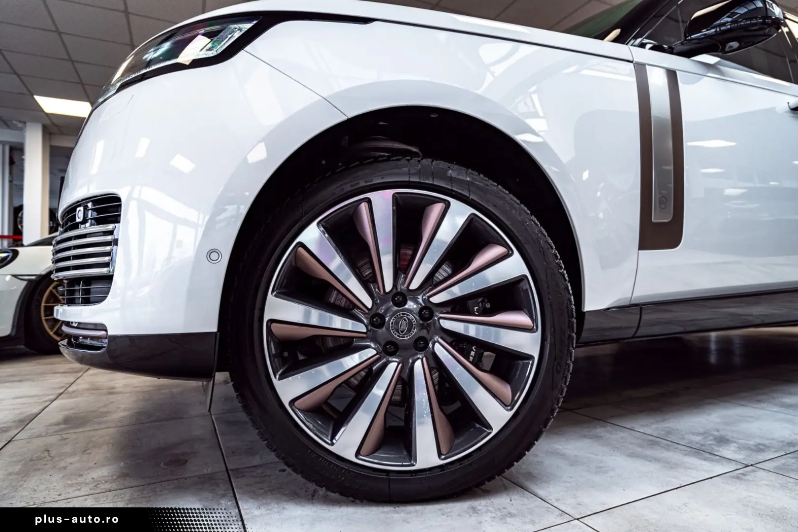 LAND ROVER Range Rover P615 LWB SV Signature Suite TV White