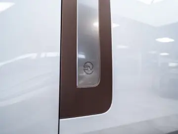 LAND ROVER Range Rover P615 LWB SV Signature Suite TV White