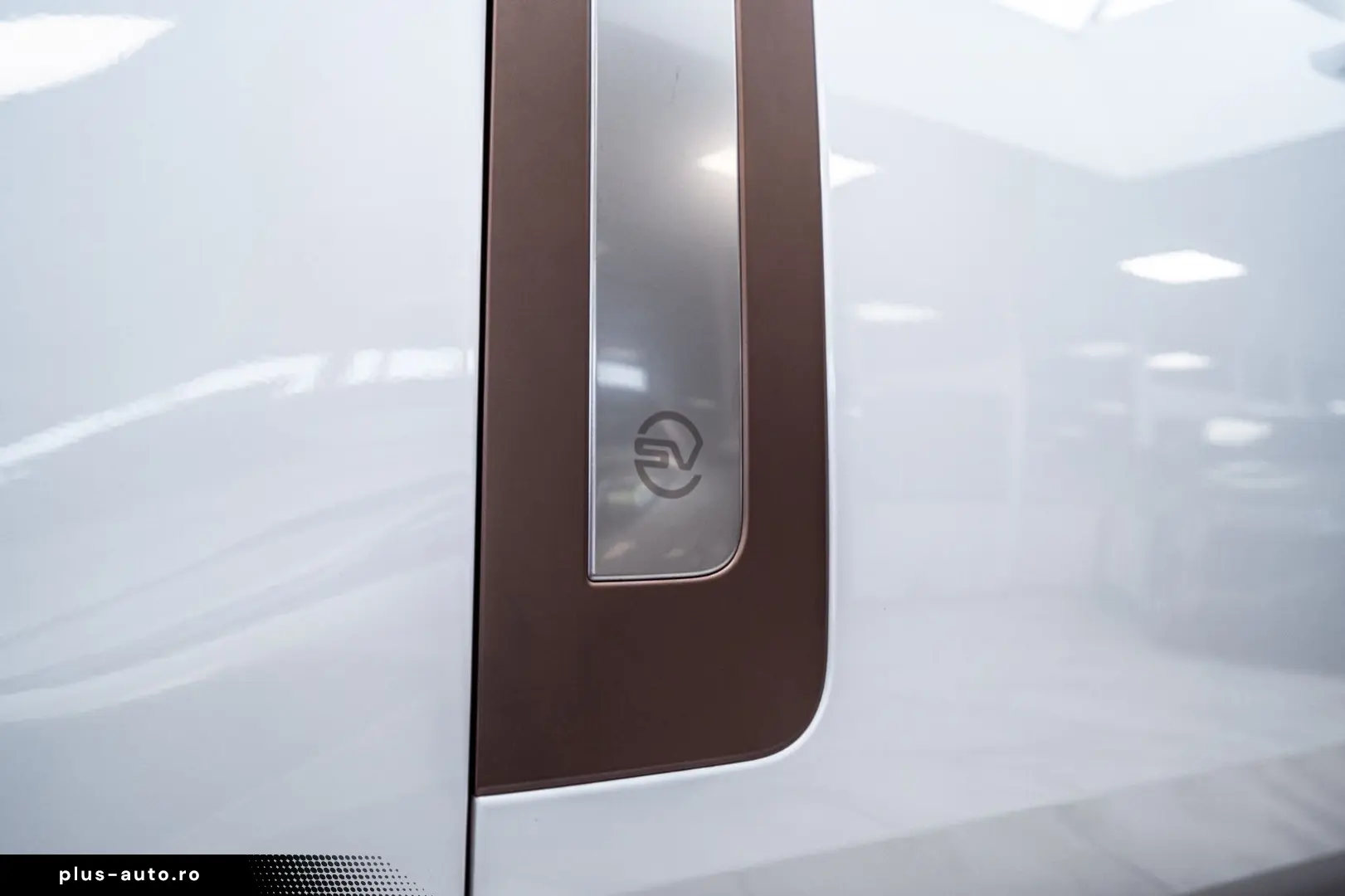 LAND ROVER Range Rover P615 LWB SV Signature Suite TV White