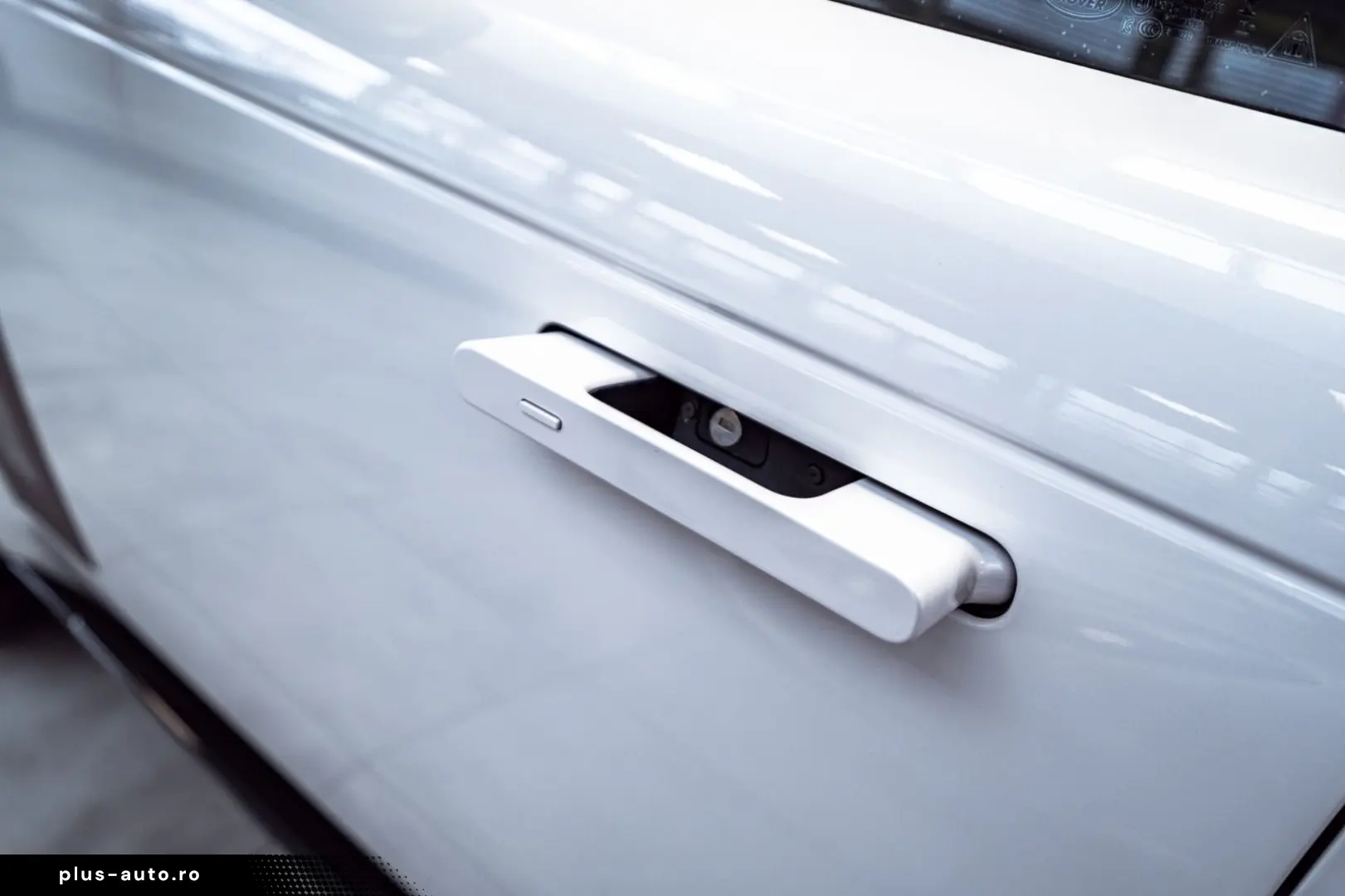 LAND ROVER Range Rover P615 LWB SV Signature Suite TV White