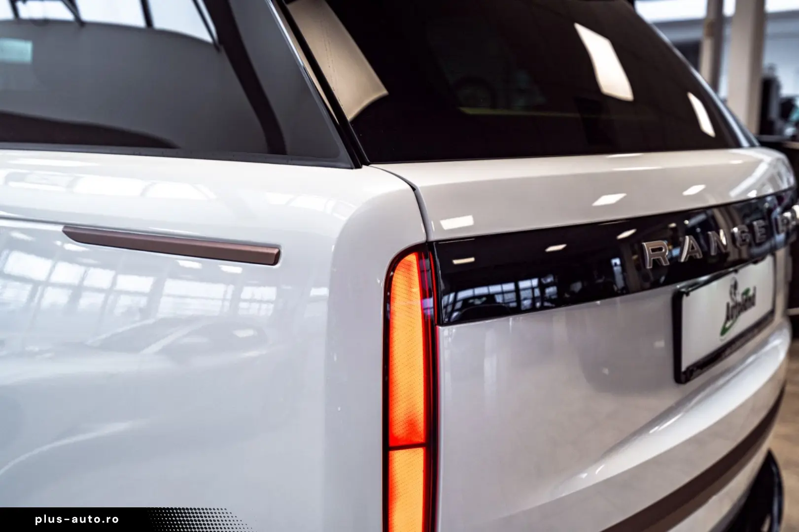 LAND ROVER Range Rover P615 LWB SV Signature Suite TV White