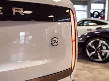 LAND ROVER Range Rover P615 LWB SV Signature Suite TV White