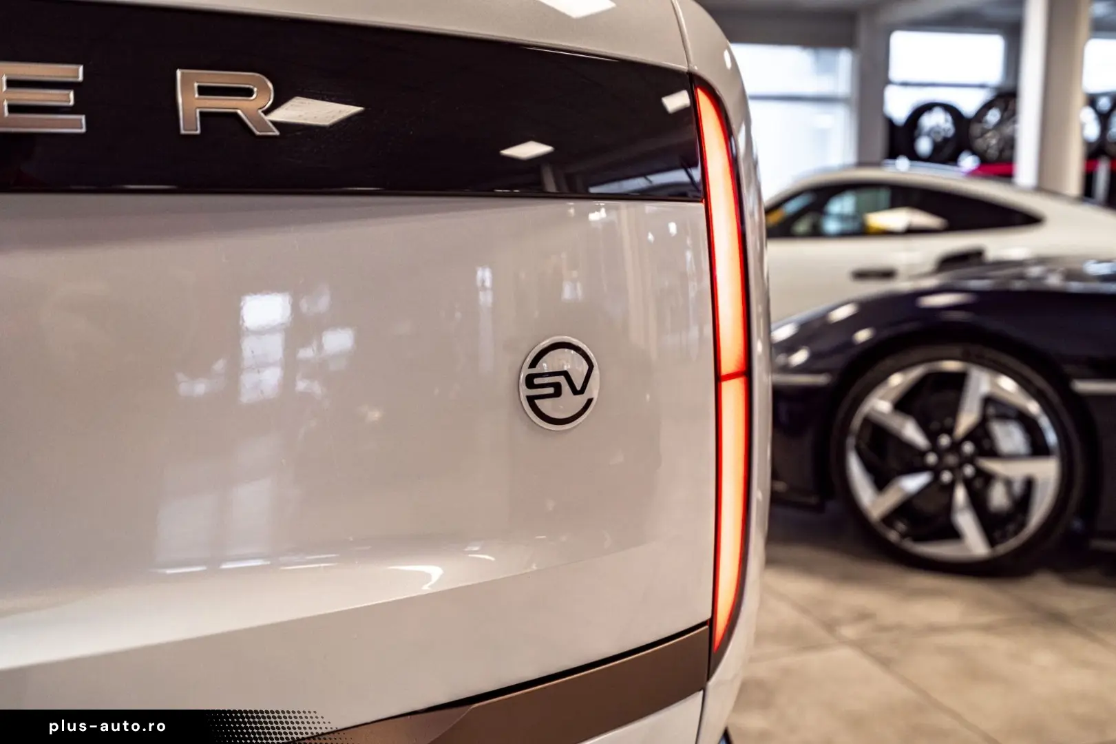 LAND ROVER Range Rover P615 LWB SV Signature Suite TV White