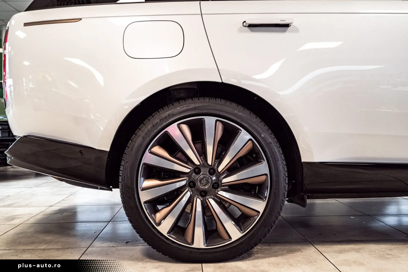 LAND ROVER Range Rover P615 LWB SV Signature Suite TV White