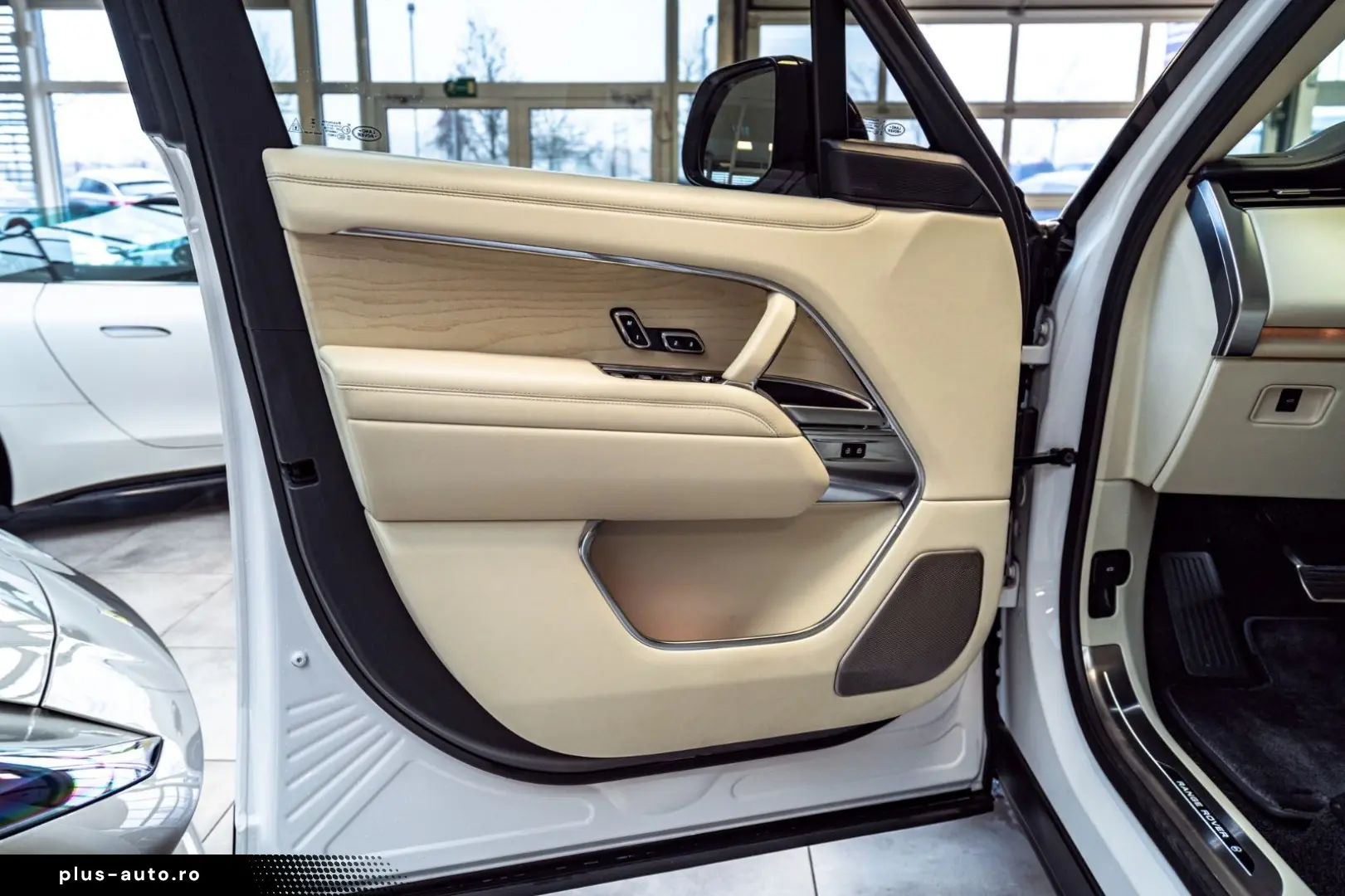 LAND ROVER Range Rover P615 LWB SV Signature Suite TV White