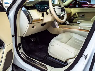 LAND ROVER Range Rover P615 LWB SV Signature Suite TV White