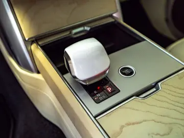 LAND ROVER Range Rover P615 LWB SV Signature Suite TV White