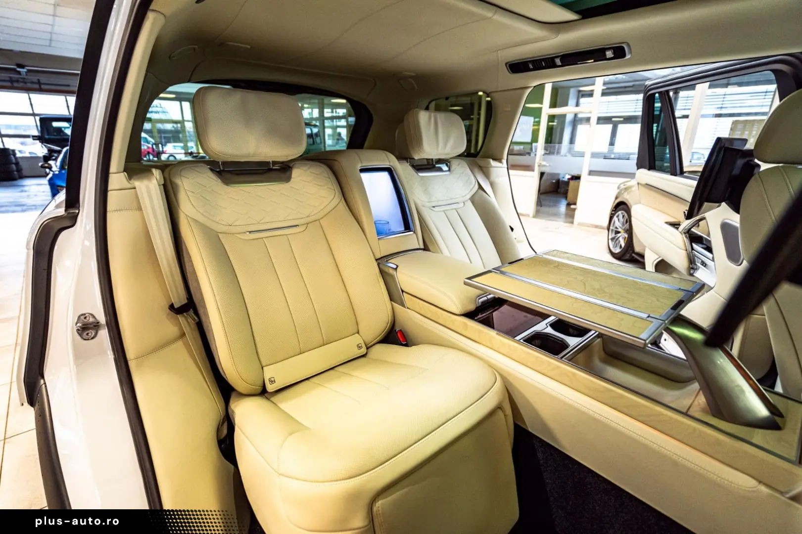 LAND ROVER Range Rover P615 LWB SV Signature Suite TV White