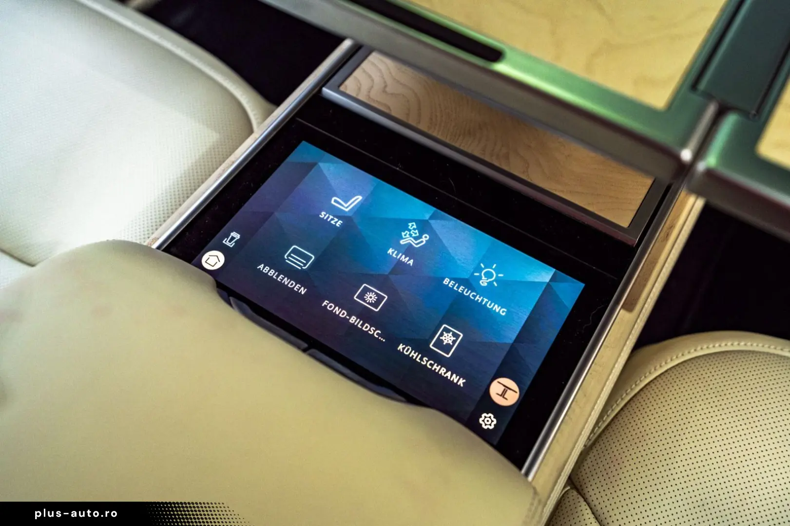 LAND ROVER Range Rover P615 LWB SV Signature Suite TV White