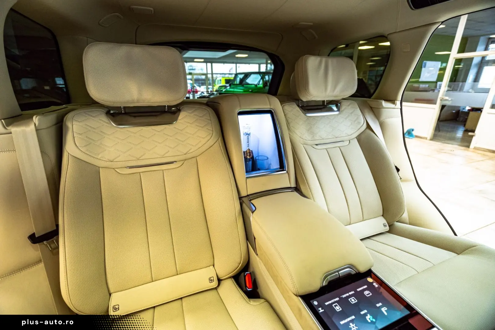 LAND ROVER Range Rover P615 LWB SV Signature Suite TV White