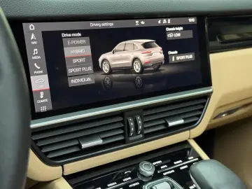 Porsche Cayenne E-Hybrid Panorama Head-Up