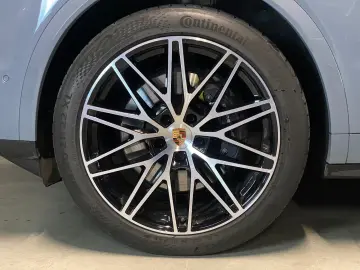 Porsche Cayenne E-Hybrid Coupe   InnoDrive   AHK