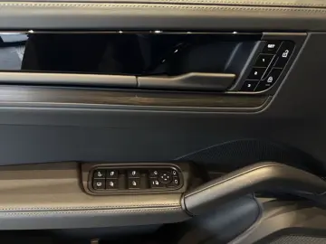 Porsche Cayenne E-Hybrid Coupe Black Edition