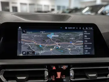 BMW 330e Advantage LED NAVI SITZHEIZUNG PDC KLIMA