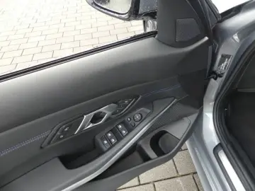 BMW 320 i M Sportpak. AHK ACC Ad.LED elSitze M 18 M
