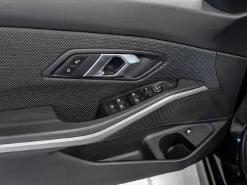 BMW 330e Advantage LED NAVI SITZHEIZUNG PDC KLIMA