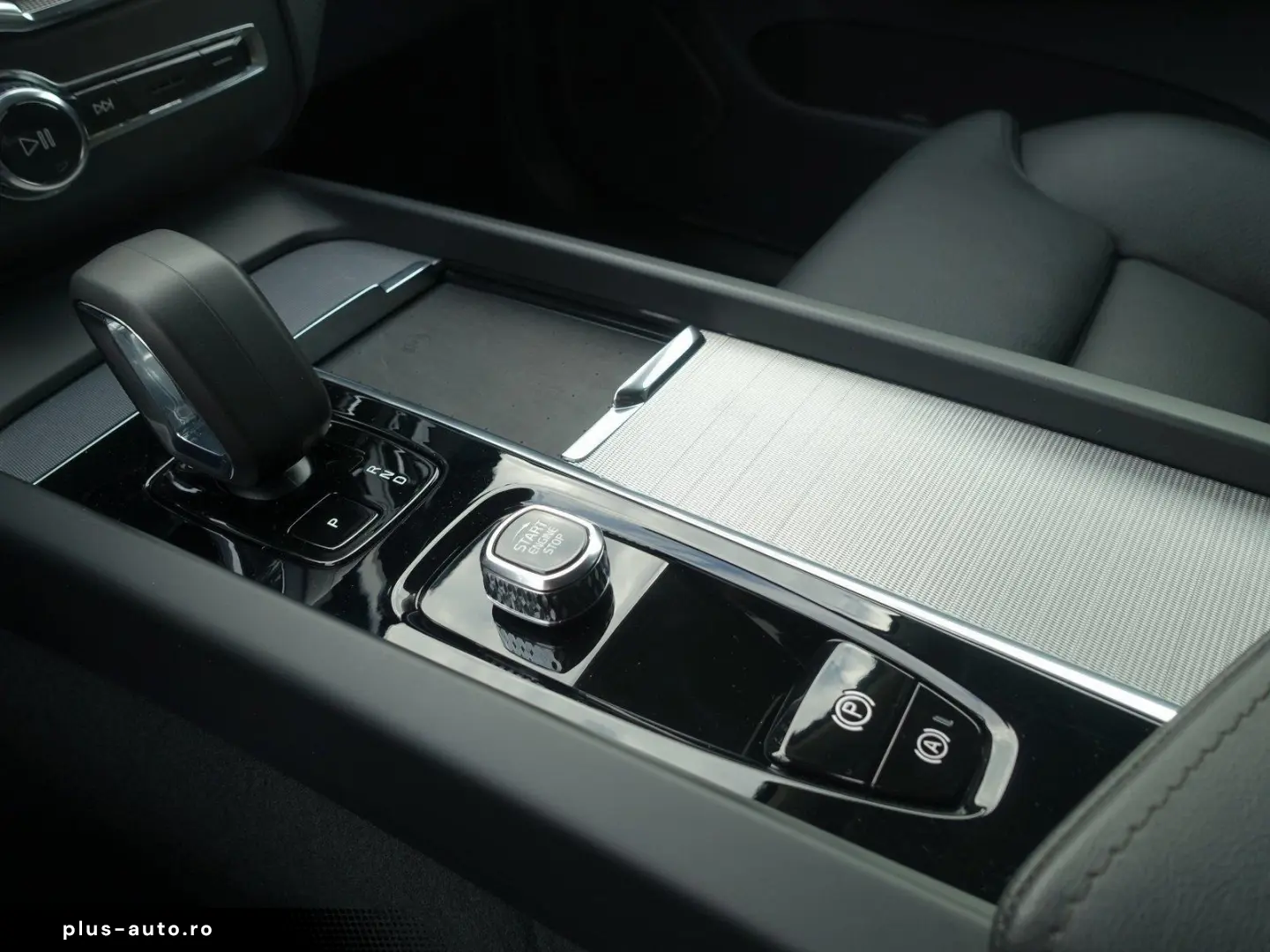 Volvo XC60 Plus Dark AWD Mild-Hybrid B5