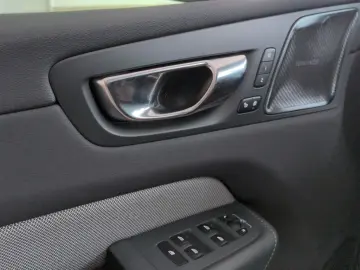 VOLVO XC60 B4 B R-Design Luft Pano 21-Zoll AHZV