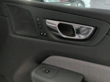 VOLVO XC60 B4 B R-Design Luft Pano 21-Zoll AHZV