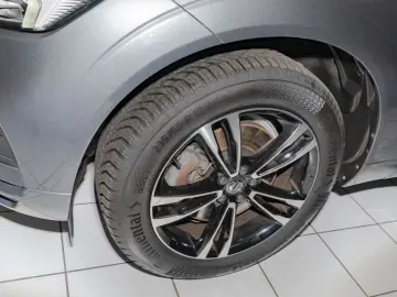 VOLVO XC 60 T4 2WD Momentum Pro H K NAVI W-LAN ACC LED