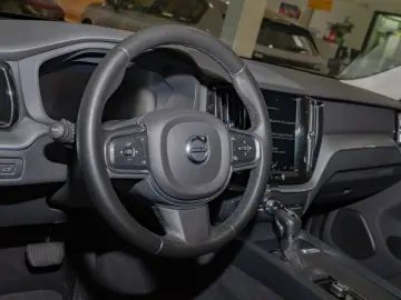 VOLVO XC 60 T4 2WD Momentum Pro H K NAVI W-LAN ACC LED