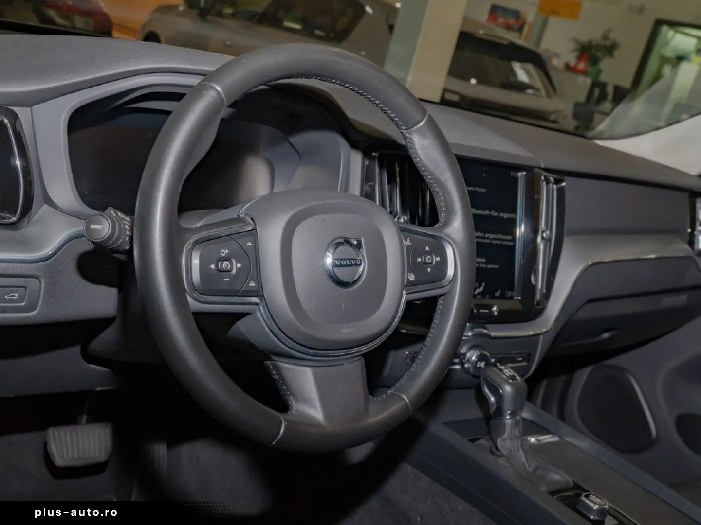 VOLVO XC 60 T4 2WD Momentum Pro H K NAVI W-LAN ACC LED