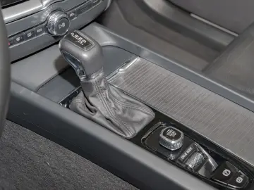 VOLVO XC 60 T4 2WD Momentum Pro H K NAVI W-LAN ACC LED