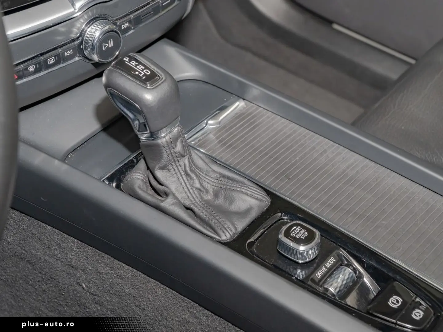 VOLVO XC 60 T4 2WD Momentum Pro H K NAVI W-LAN ACC LED