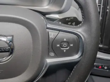 VOLVO XC 60 T4 2WD Momentum Pro H K NAVI W-LAN ACC LED