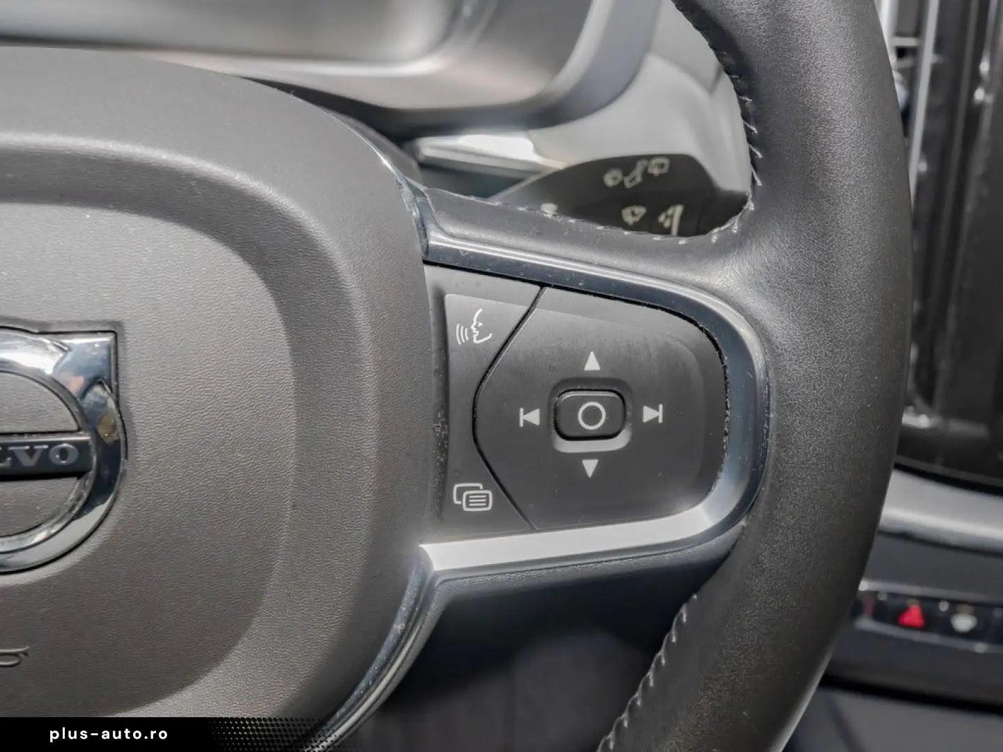 VOLVO XC 60 T4 2WD Momentum Pro H K NAVI W-LAN ACC LED