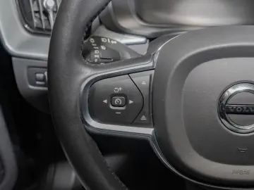 VOLVO XC 60 T4 2WD Momentum Pro H K NAVI W-LAN ACC LED