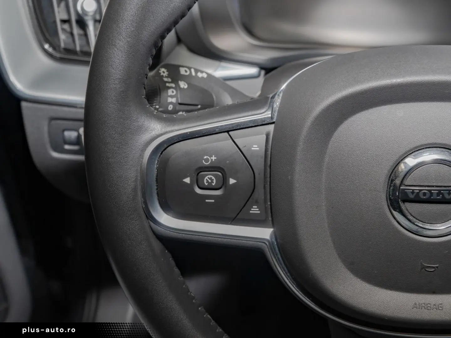 VOLVO XC 60 T4 2WD Momentum Pro H K NAVI W-LAN ACC LED