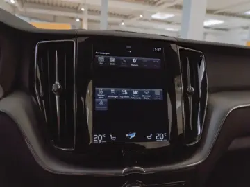 VOLVO XC 60 T4 2WD Momentum Pro H K NAVI W-LAN ACC LED