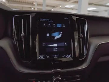 VOLVO XC 60 T4 2WD Momentum Pro H K NAVI W-LAN ACC LED