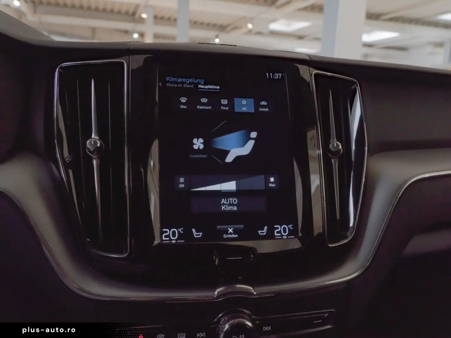 VOLVO XC 60 T4 2WD Momentum Pro H K NAVI W-LAN ACC LED