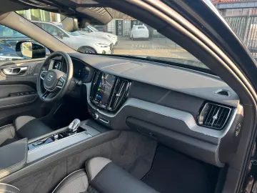 Volvo XC60 B5 AWD Plus Black Edition