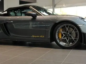 PORSCHE 718 Boxster Spyder RS Weissach