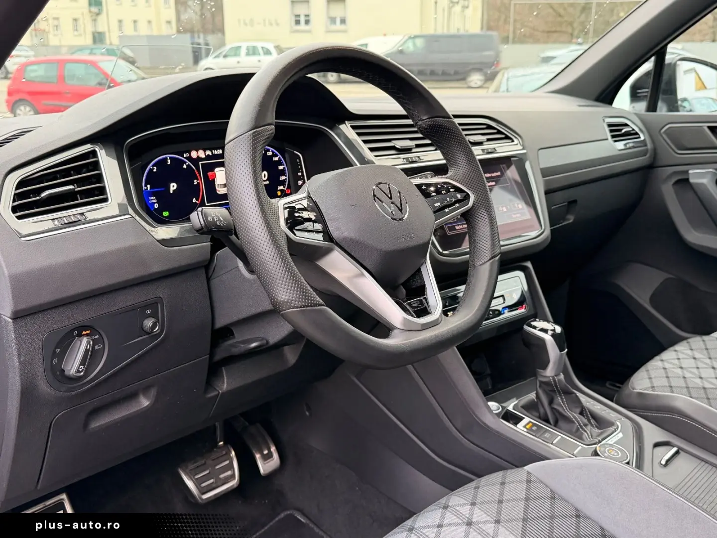 VW Tiguan R-Line 4Motion-Pano-Head Up-Matrix