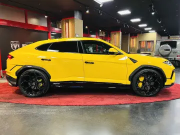 LAMBORGHINI Urus Performante
