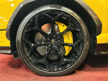LAMBORGHINI Urus Performante